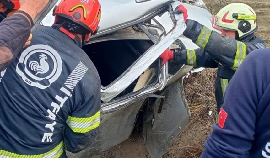 Yağışlı hava can alıyordu! Denizli'de takla atan otomobilden iki kişi kurtarıldı