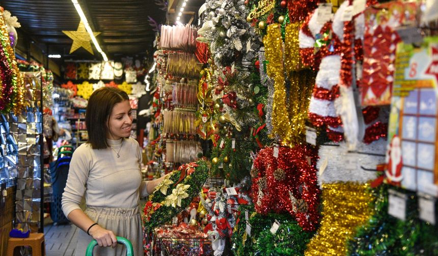 Yılbaşı süslemesi cep yakıyor! Ağaç ve aksesuar fiyatları yüzde 40 zamlandı