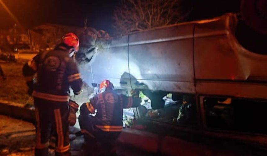 Acıpayam’da dehşet! Otomobil yan yattı, sürücü sıkıştı