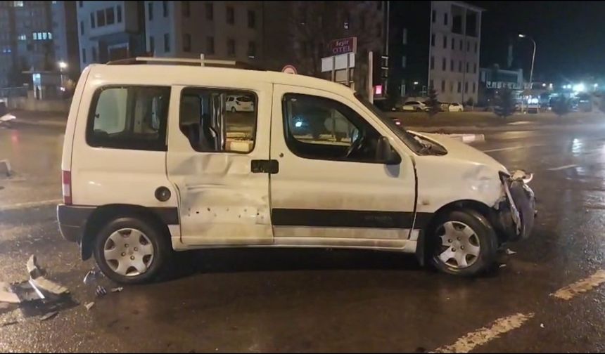 Ambulans ile otomobil çarpıştı: 1 yaralı