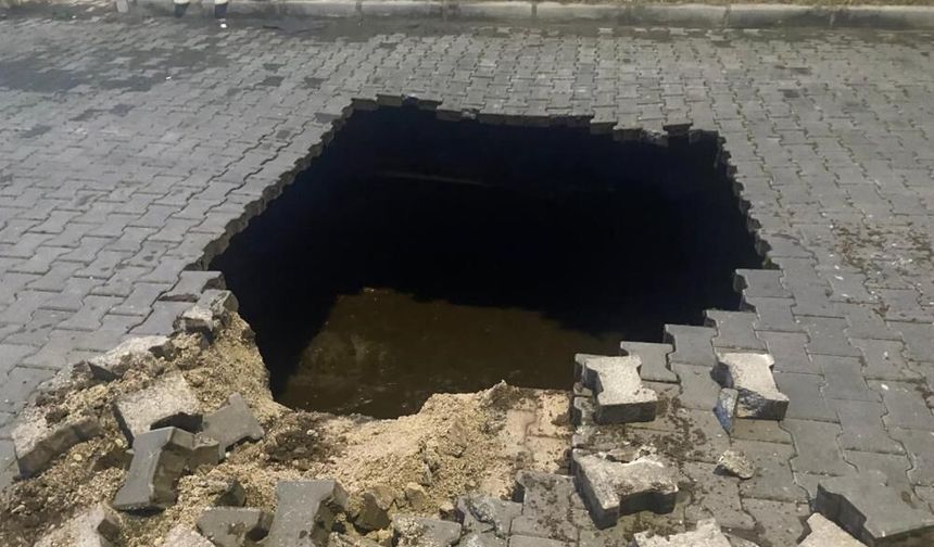 Turgutlu’da sokak çöktü: Toprak altından insan kalıntıları çıktı