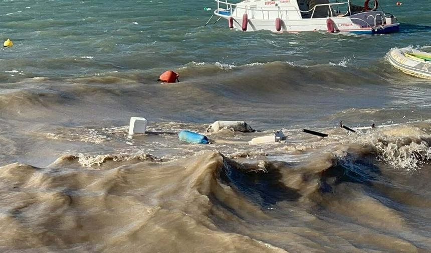 Balıkesir'de fırtına hayatı felç etti! Balıkçı tekneleri sulara gömüldü!