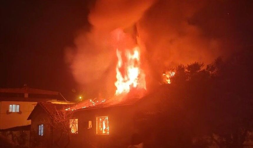 Aydın Bozdoğan'da iki katlı ev alevlere teslim oldu