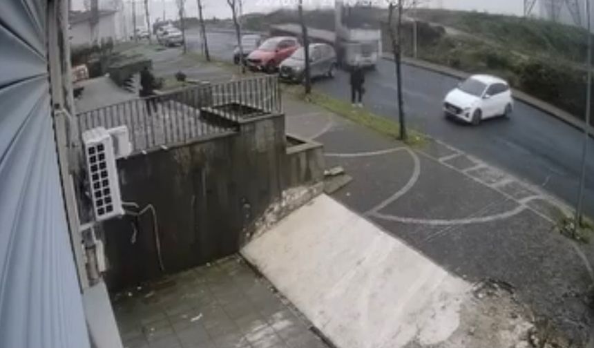 Park halindeki TIR yokuştan kayarak 5 araca çarptı