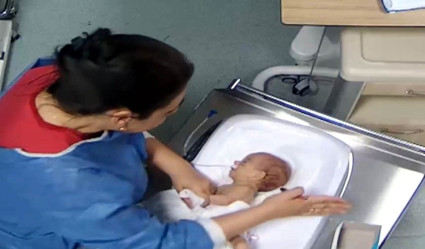 Yürek dayanmaz! Hemşire 5 günlük bebeği darp edip sakat bırakmış!