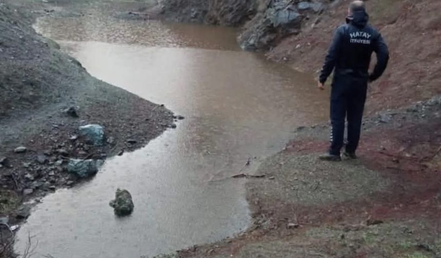 1 buçuk metrelik su çukuruna düşen çocuk can verdi!