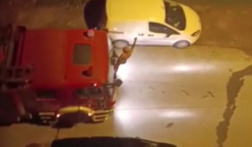 Cinnet geçiren şahıs kendi evini yakıp itfaiyenin yolunu kesti!