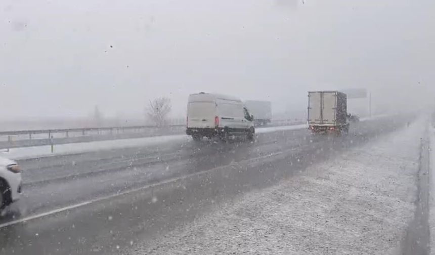 Denizli’de yağmur ve kar bir arada: Yüksek kesimler beyaza büründü
