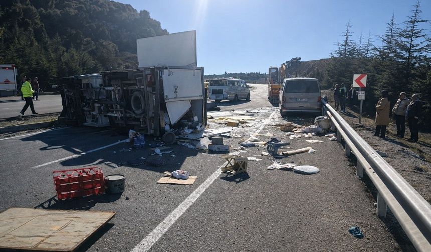 Denizli’de katliam gibi kaza: Kamyonet hurdaya döndü, baba ve oğlu kurtarılamadı