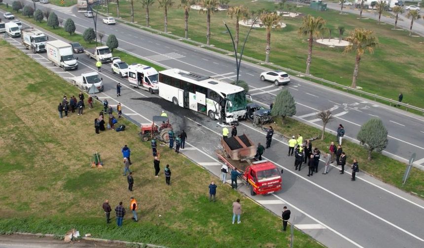Traktör, otomobil ve otobüsün karıştığı korkunç zincirleme kaza!
