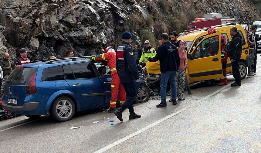 Muğla Fethiye'de  araç kafa kafaya çarpıştı! Biri ağır 7 yaralı!