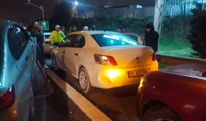 Otoyolda sabah kaosu: 8 araç birbirine girdi, trafik tamamen durdu!