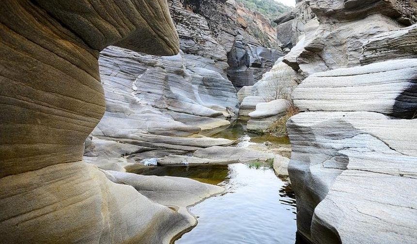 Ege'nin saklı hazinesi: Granit kayalar, berrak sular ve buz tabakaları dört mevsim büyülüyor