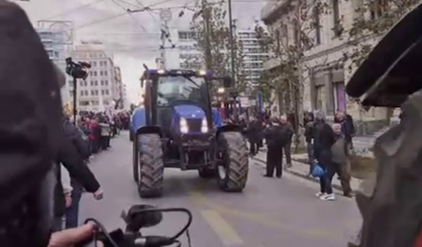 Atina’da traktörlü protesto: Çiftçiler parlamentoya yürüdü