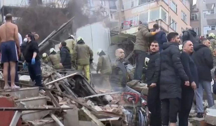 Fatih'te bina çöktü!