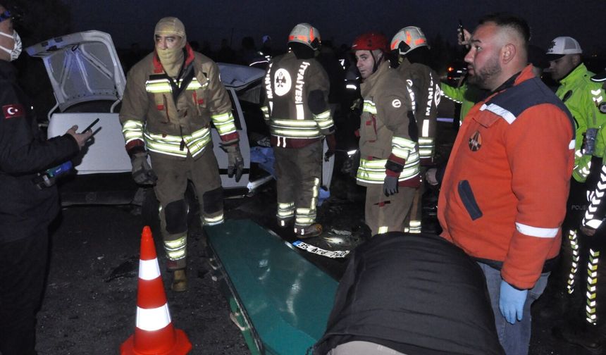 Karşı şeride geçen araç felaket getirdi: Manisa'daki zincirleme kazada can pazarı!