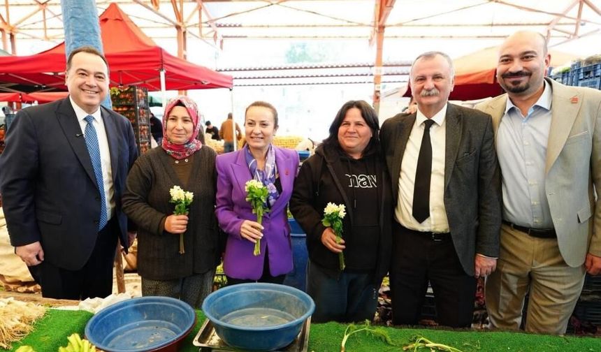 Manisa’da 8 Mart etkinliği: Kadınlara çiçekler hediye edildi
