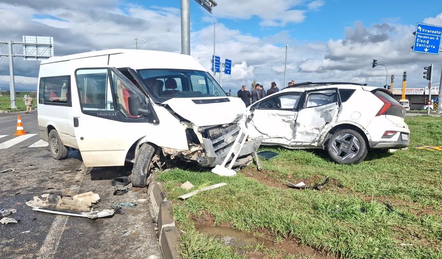 Okul servisi ve otomobil kafa kafaya çarpıştı! 13'ü öğrenci 15 yaralı