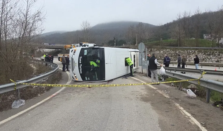 Servis midibüsü devrildi! 1 ölü, çok sayıda yaralı var