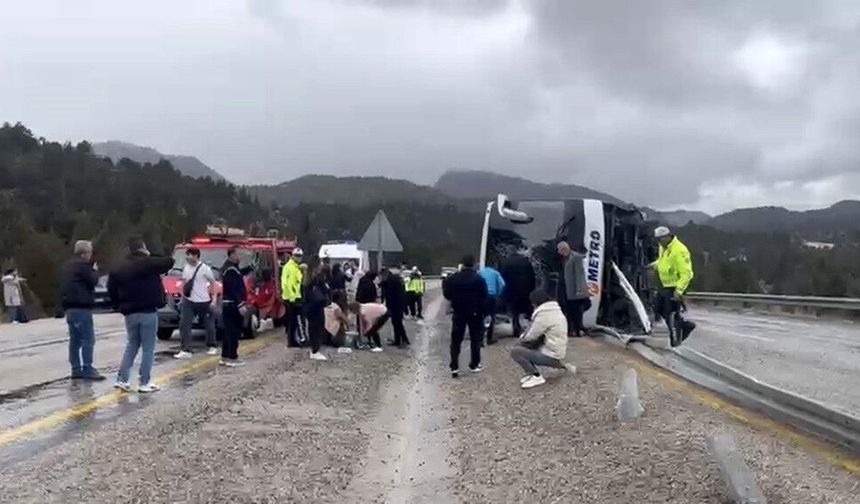 Seydişehir'de yolcu otobüsü devrildi! Çok sayıda yaralı var