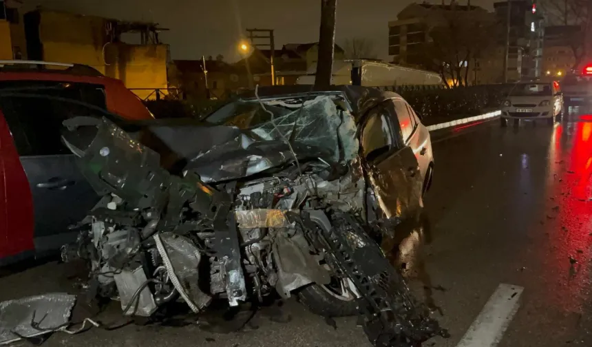 Yardım etmek için durdu, zincirleme kazanın ortasında kaldı!