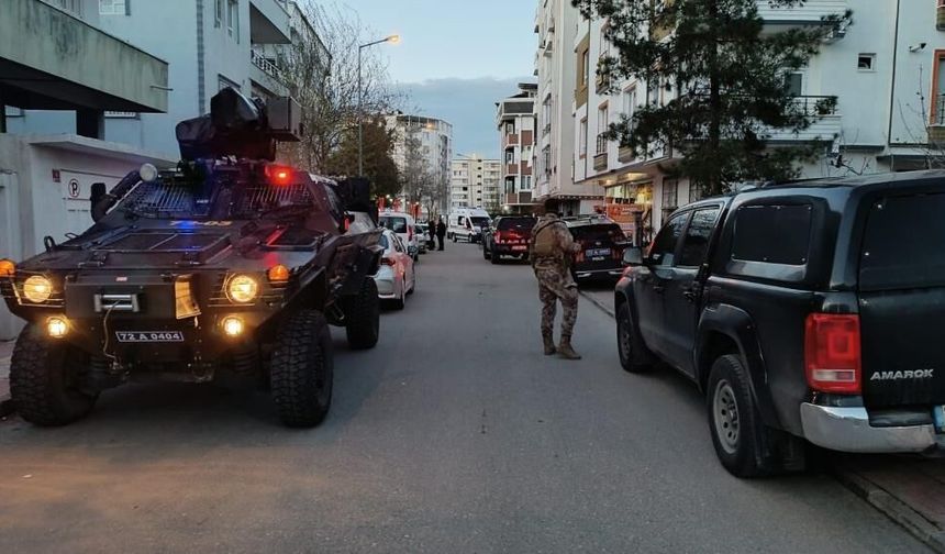 17 yaşındaki genç annesi ve ağabeyini öldürdü! Başka bir ilde yakalandı