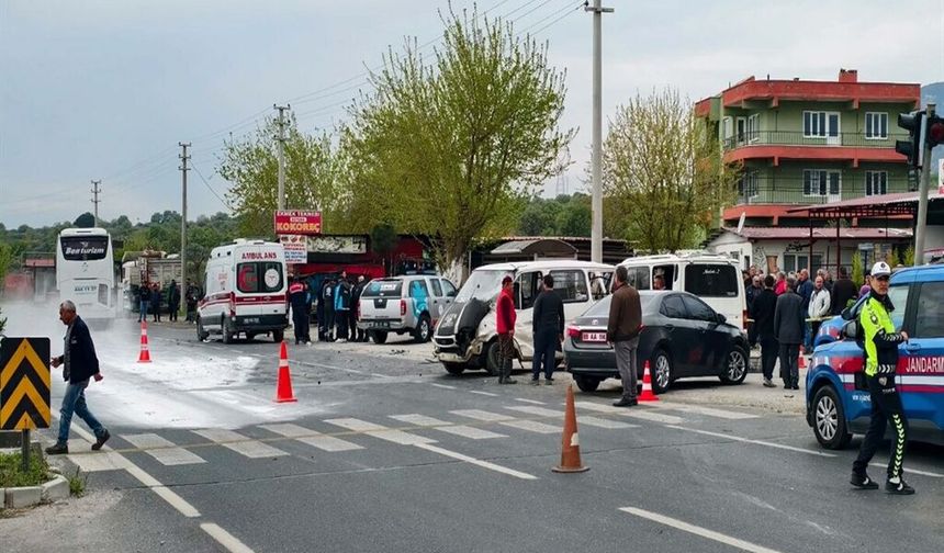 Aydın’da feci kaza: Otobüs ile minibüs çarpıştı, 1 ölü 3 yaralı