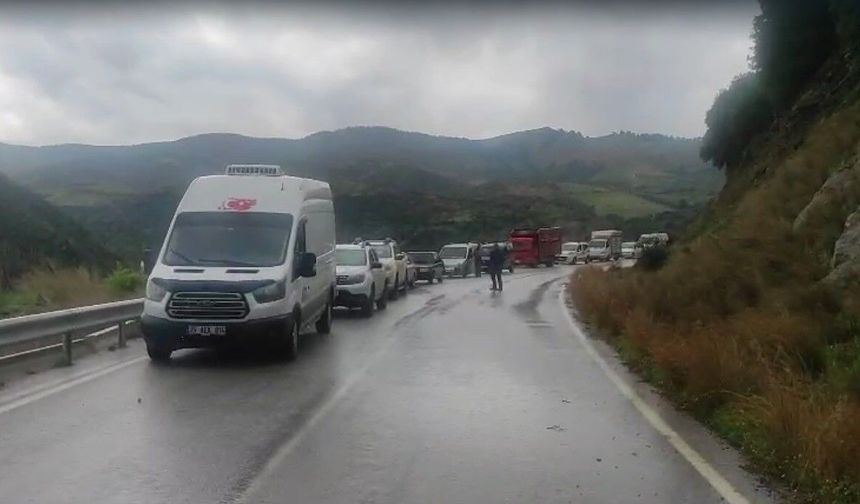 Bu güzergahı kullanacaklar dikkat: Ödemiş-Turgutlu Hattında toprak kayması!