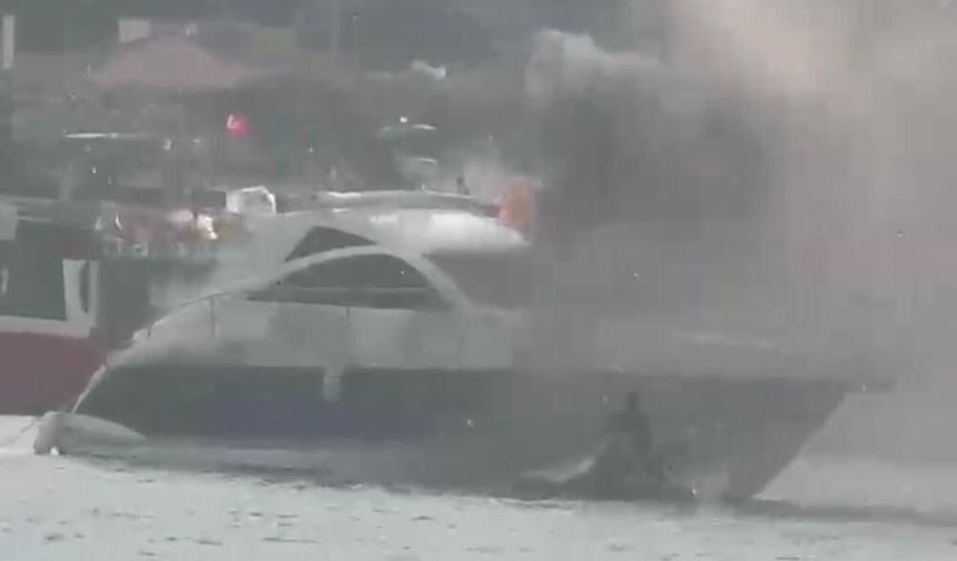 İzmir Çeşme’de motoryat yangını: Sahilde korku dolu anlar