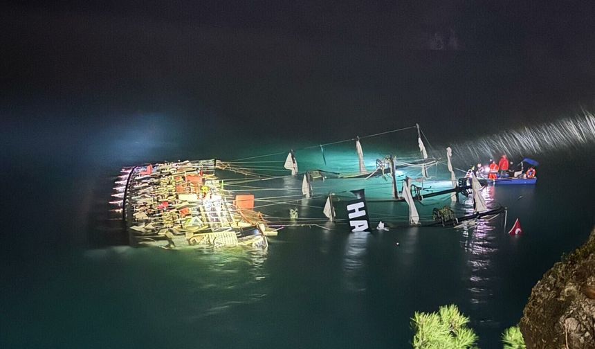 Fethiye'de kabus gibi gece! Tur teknesi kayalıklara çarparak battı!