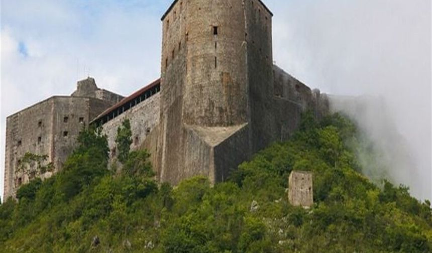 Haiti’de tarihi kalede facia: İzdihamda 30 kişi hayatını kaybetti