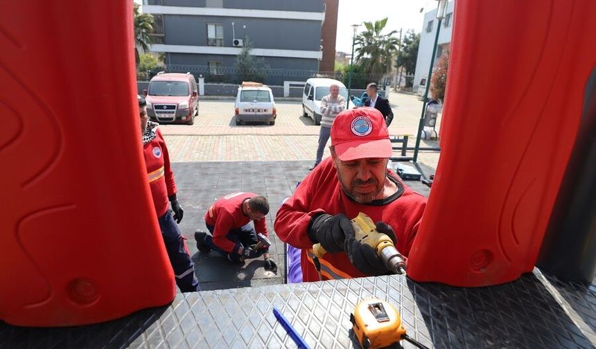 İzmir Menderes'te belediye sahada! Eskileri söküldü, yenileri takıldı