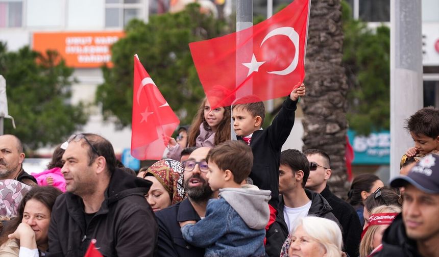 İzmir'de 23 Nisan coşkusu meydanlara taştı!