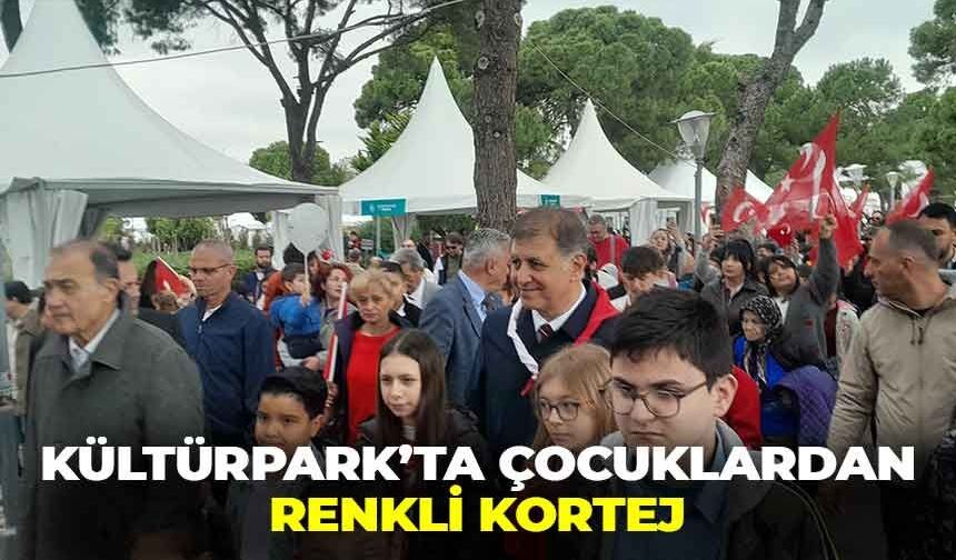 İzmir’de 23 Nisan coşkusu sokaklara taştı: Kültürpark’ta çocuklardan renkli kortej!