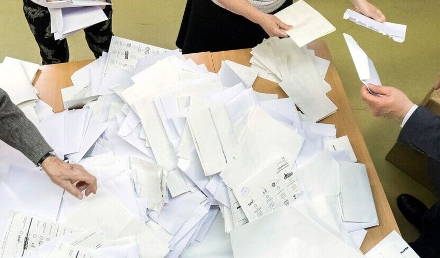 Macaristan seçimlerinde dengeler değişti: Peter Magyar önde, Orban yenilgiyi kabul etti