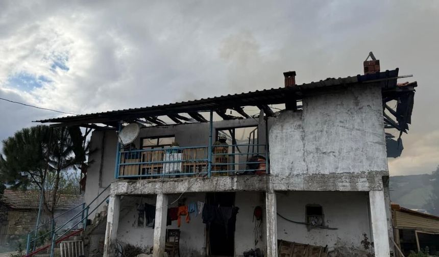 Manisa Selendi’de ev yangını: 2 katlı yapı kullanılamaz hale geldi