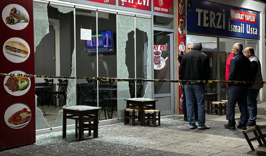 Sakarya'da kahve keyfi yarıda kaldı! İş yerine ve araca silahlı saldırı