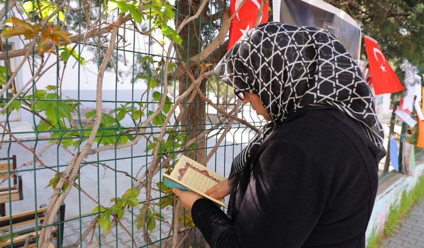 Saldırının yaşandığı okul önünde göz yaşlarını tutamadı