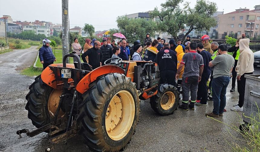 Manisa’da traktör ile motosiklet çarpıştı: Sürücü yaralandı