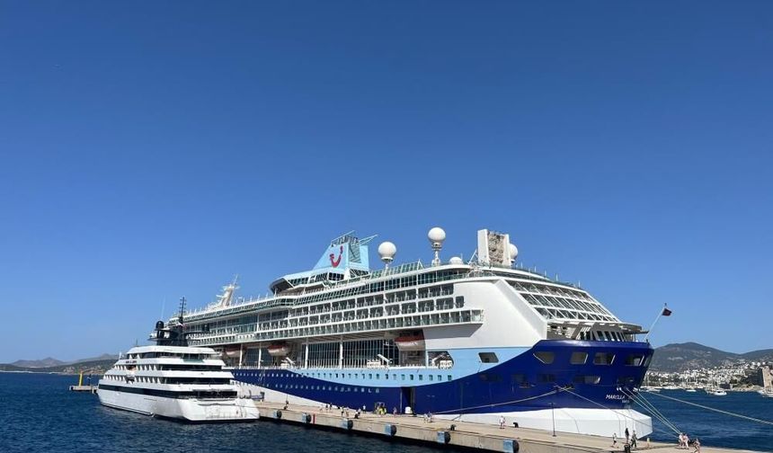 Bodrum’da turizm hareketliliği: Dev kruvaziyerler limana demirledi!