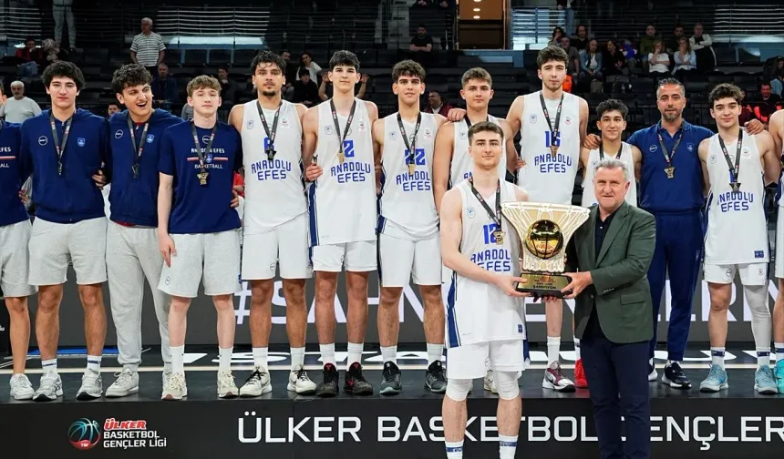 Aliağa Petkimspor'u yenen Anadolu Efes kupayı kaldırdı!