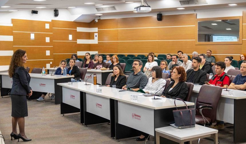 Bornova'da çevreci dönüşüm: Anaokulu öğrencilerinden ayakta alkışlanan defile
