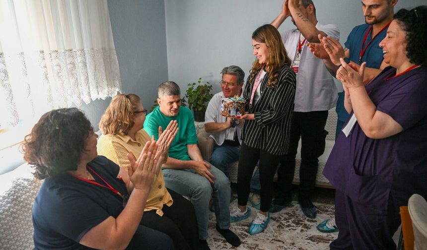 Bornova'da yürek ısıtan sürpriz! Her gün beklediği ekipler doğum gününe geldi!