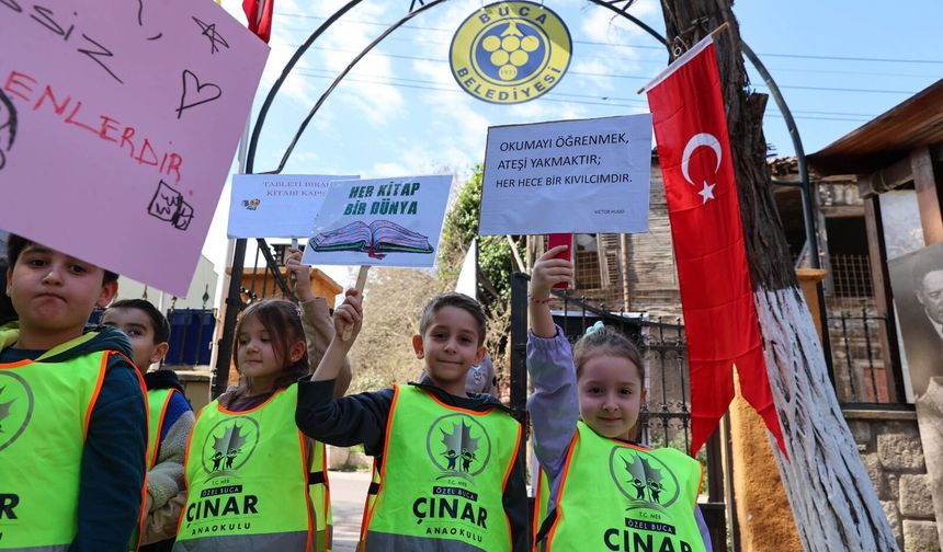 Bucalı minikler İlber Ortaylı Kütüphanesi’ni keşfetti: İlk kitap kartları cebe girdi