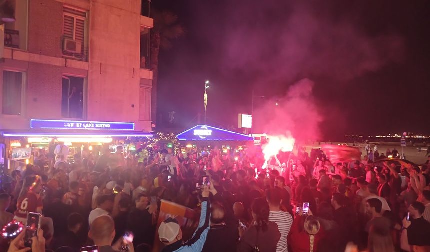 Galatasaraylı taraftarlar Gündoğdu Meydanı'nda meşaleleri yaktı!