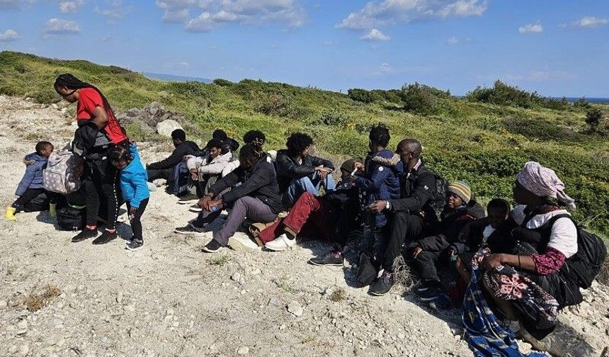 İzmir açıklarında göçmen hareketliliği: Lastik bottaki 26 kişi kurtarıldı, Çeşme’de 21 göçmen yakalandı