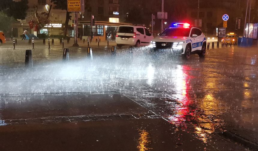 İzmir'i bir kez daha yağış vurdu! Yollar göle döndü