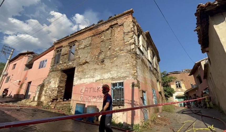 İzmir Bayındır’da metruk binada yangın! Söndürme çalışmaları sırasında duvar çöktü
