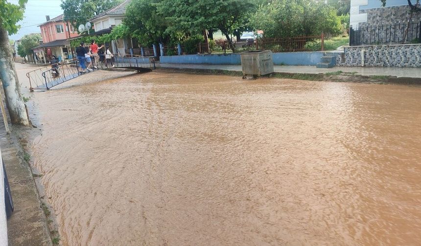 İzmir'i sağanak vurdu! Vatandaş yolda kalmamak için köprü kurdu
