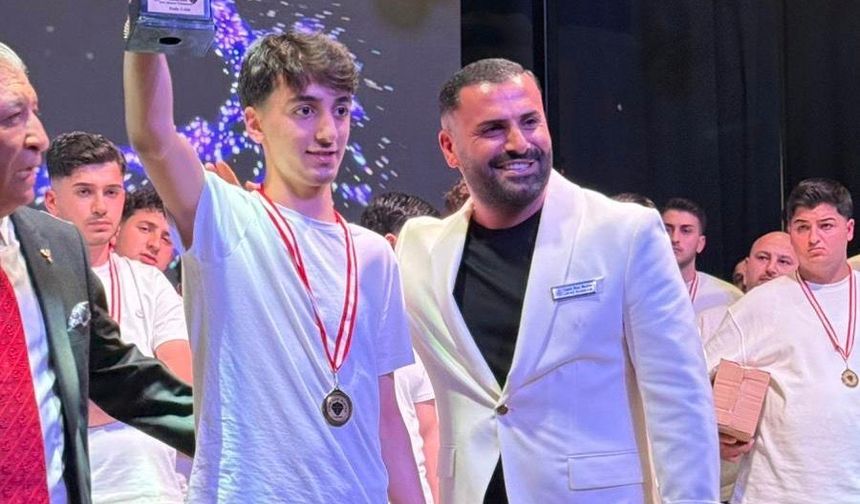 Kemalpaşalı genç yetenek Ege'nin zirvesinde yerini aldı: Fade kesim şampiyonu Enes Tuyli oldu